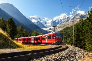 Train dans les Alpes suisses